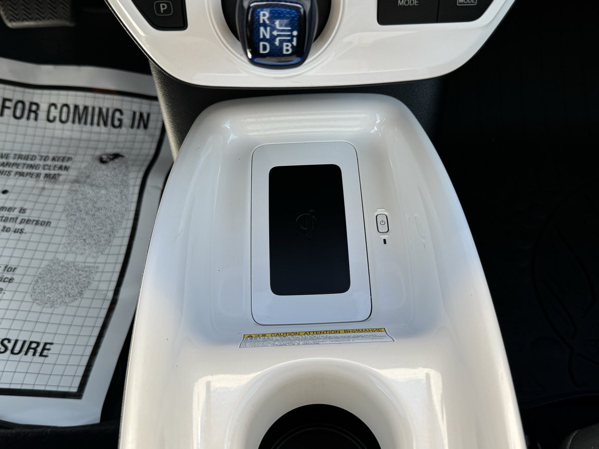 2016 Toyota Prius Three Touring photo 35
