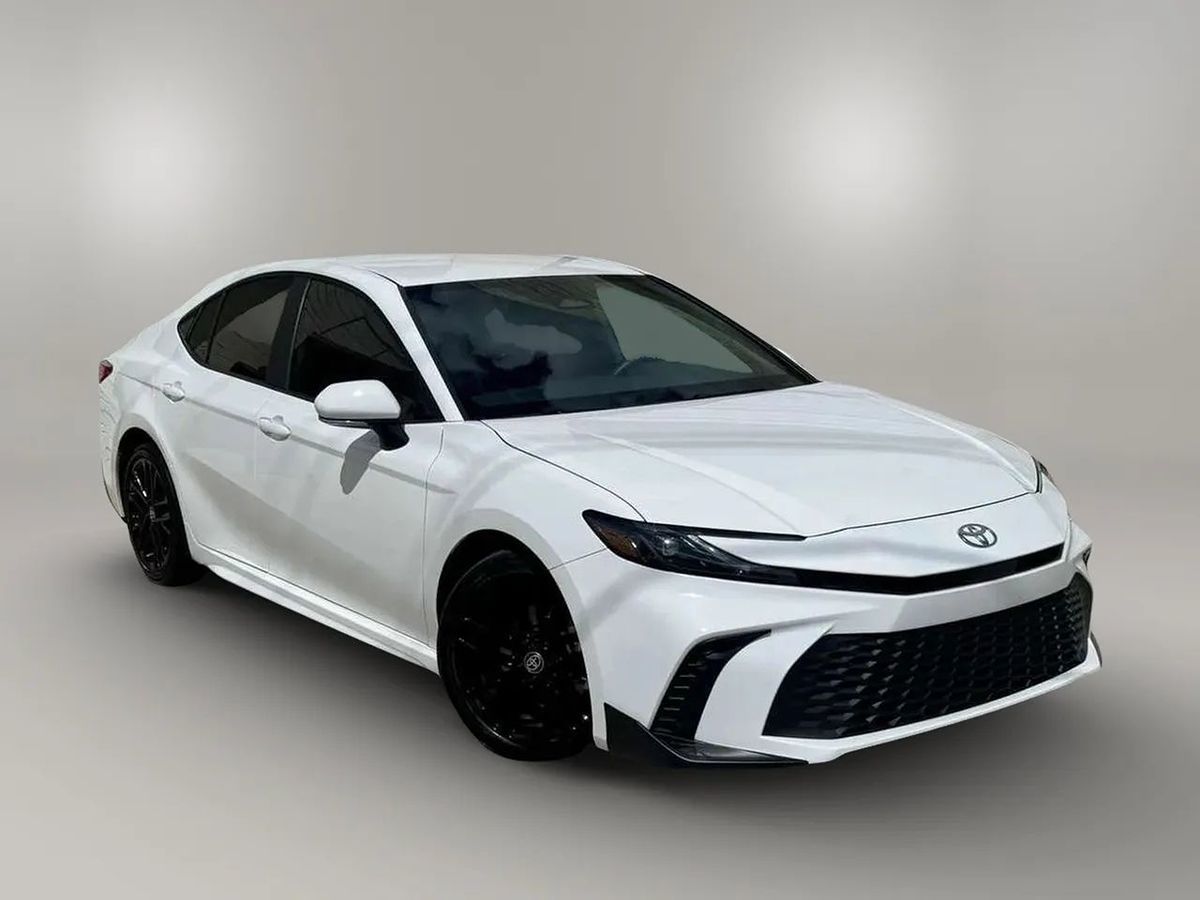 2025 Toyota Camry SE photo 3