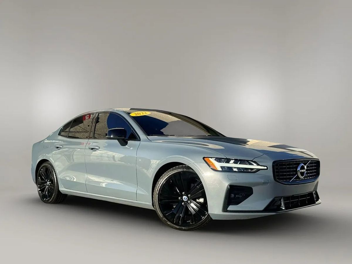 2022 Volvo S60 Momentum photo 4