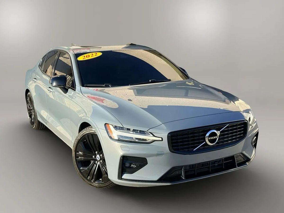 2022 Volvo S60 Momentum photo 2