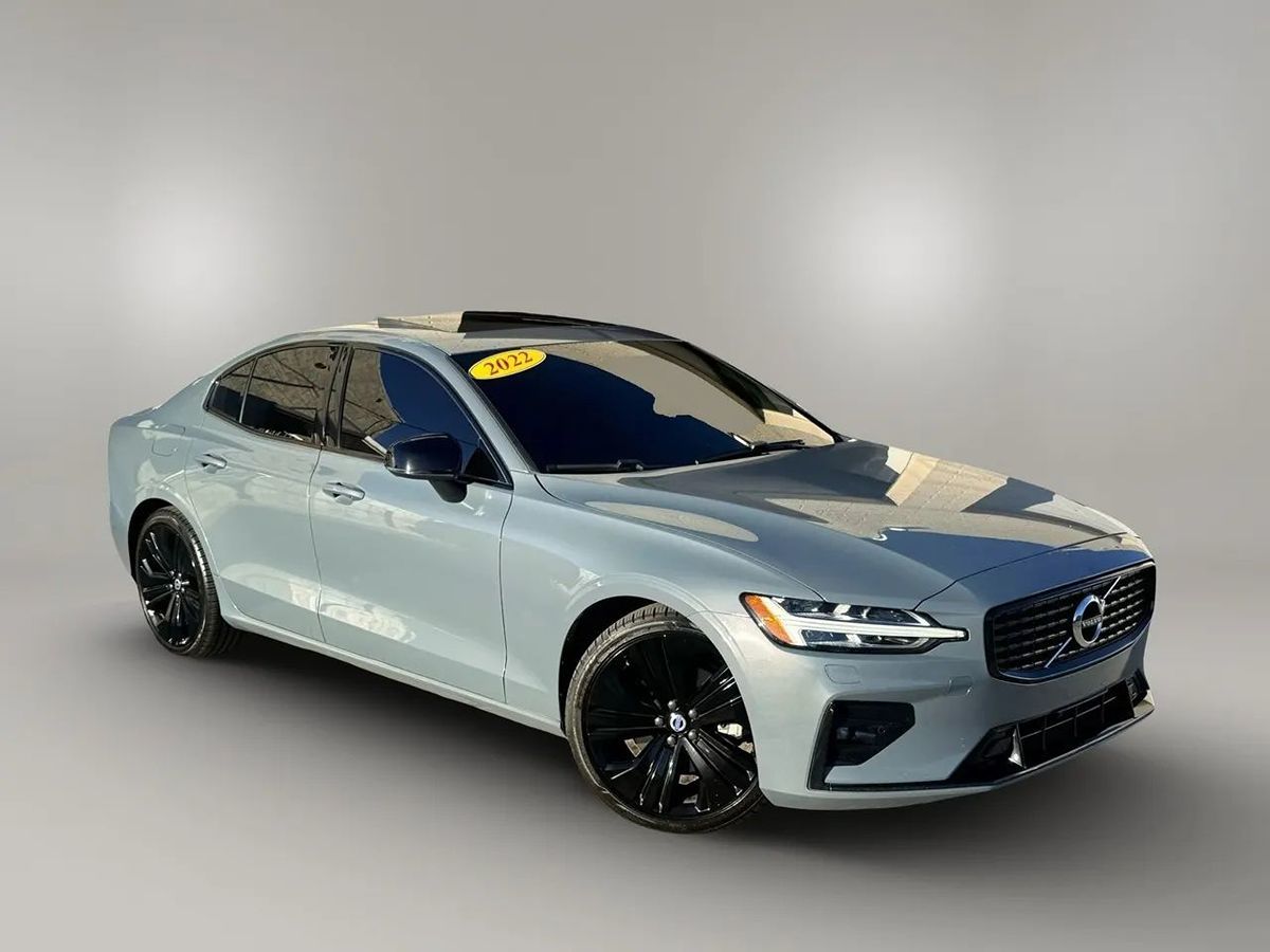 2022 Volvo S60 Momentum photo 3