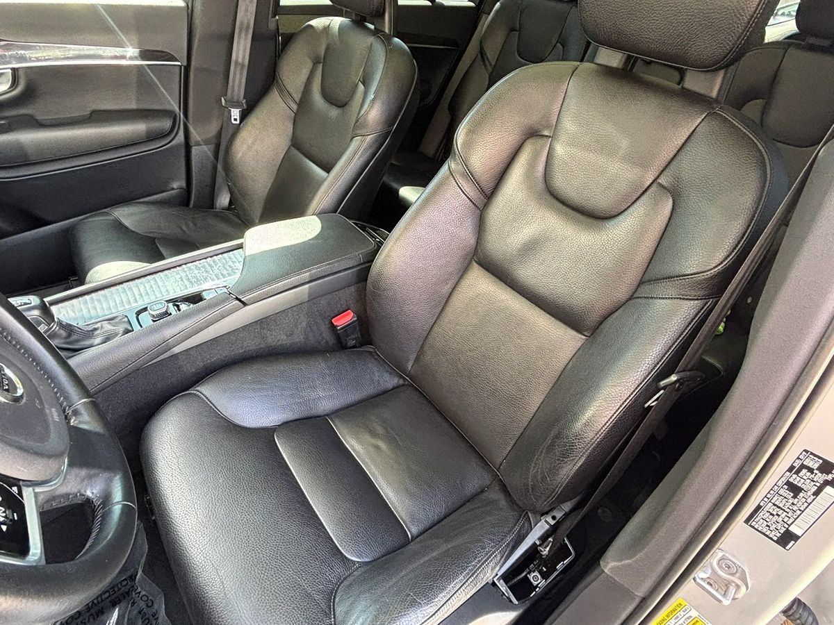 Photo 32 of this Volvo XC90