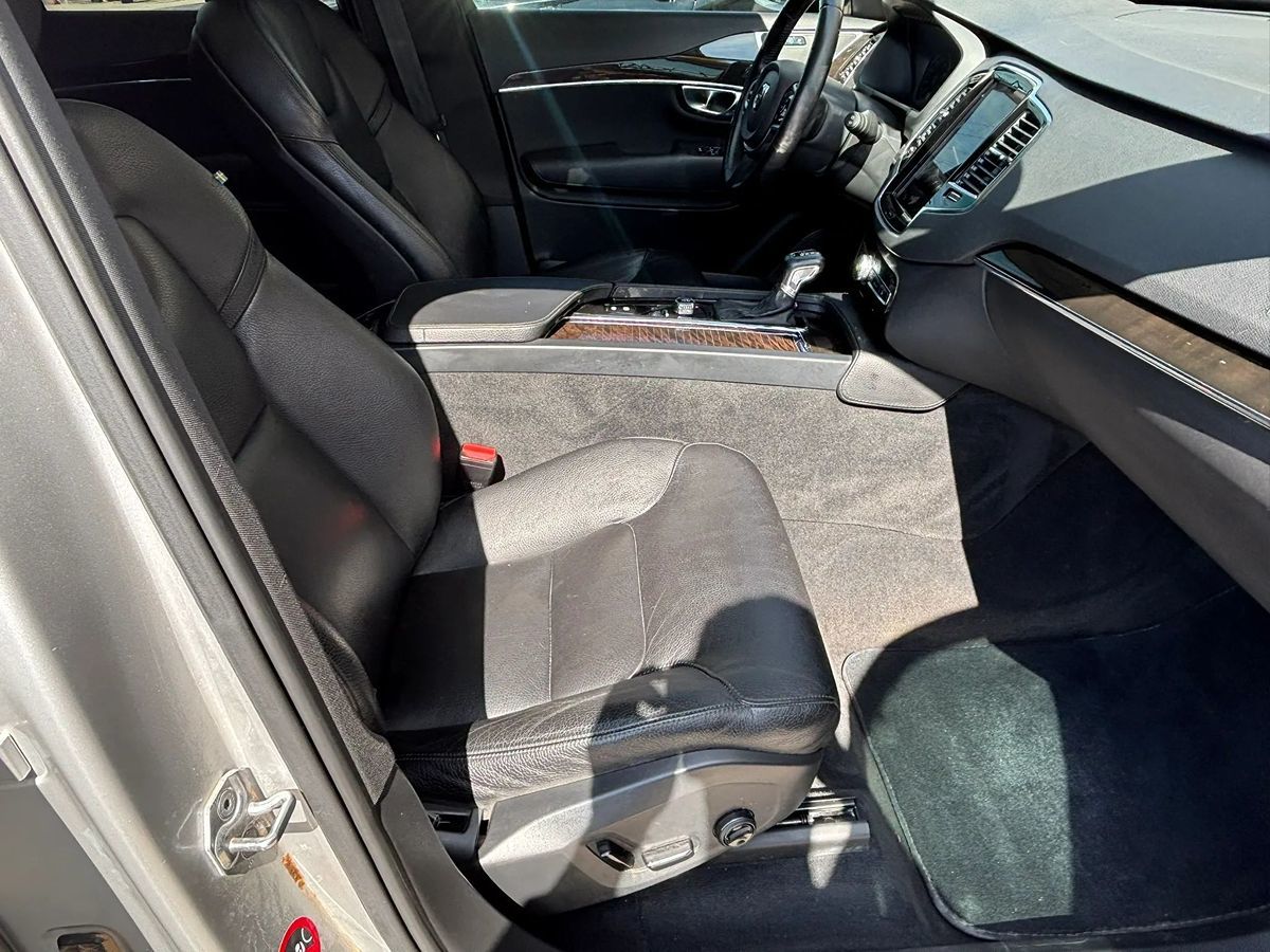Photo 35 of this Volvo XC90