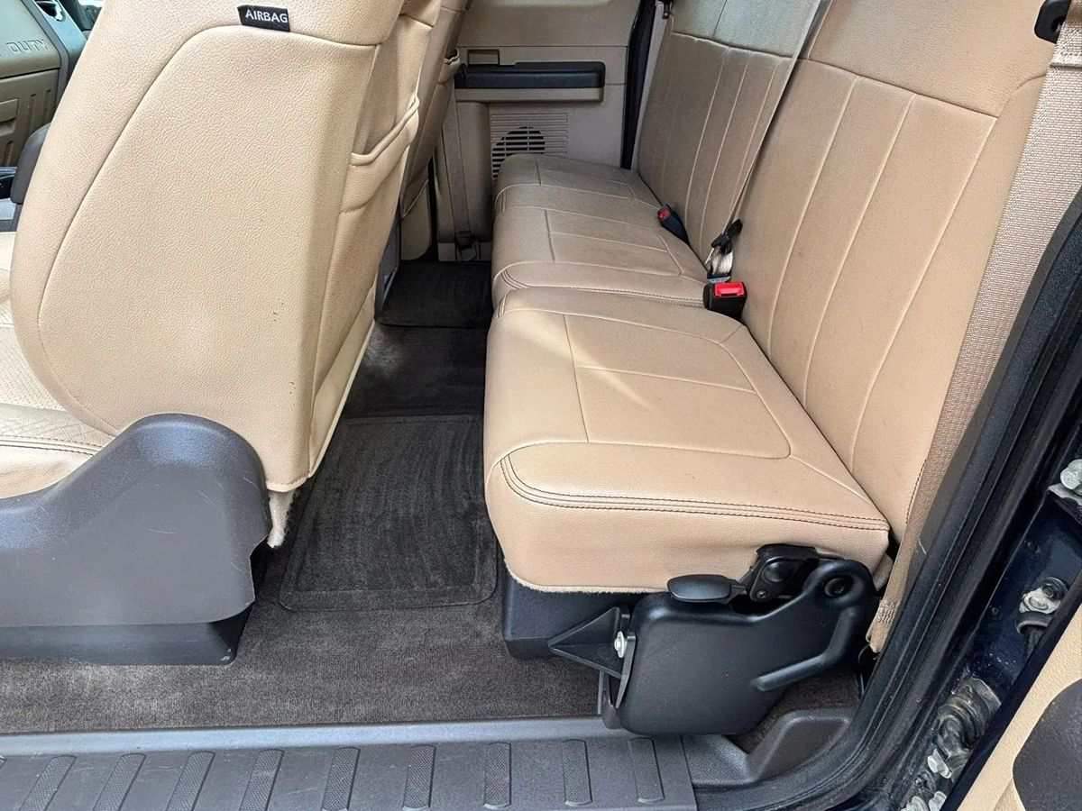 Photo 33 of this Ford Super Duty F-250 SRW