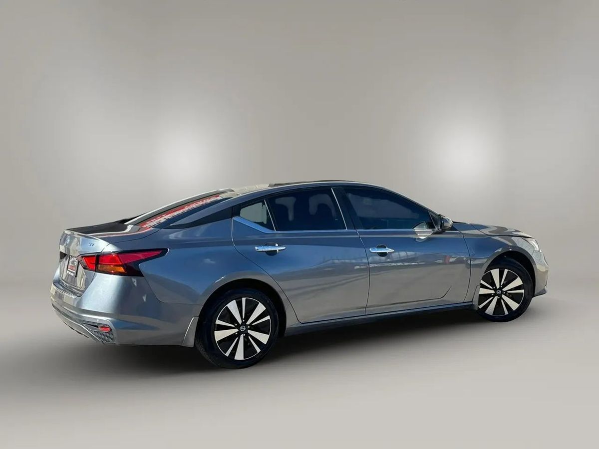 Photo 19 of this Nissan Altima