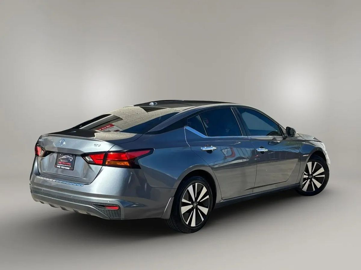 Photo 21 of this Nissan Altima