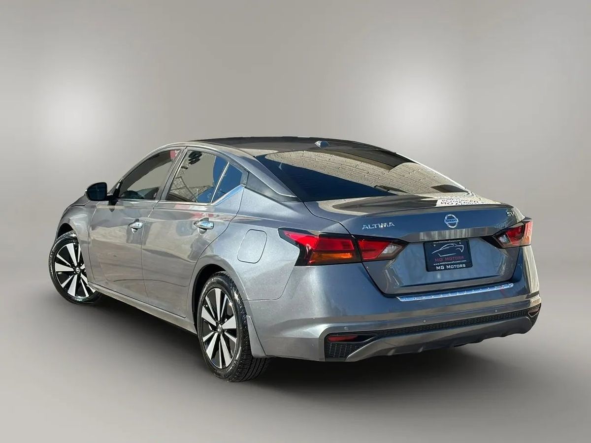 Photo 23 of this Nissan Altima