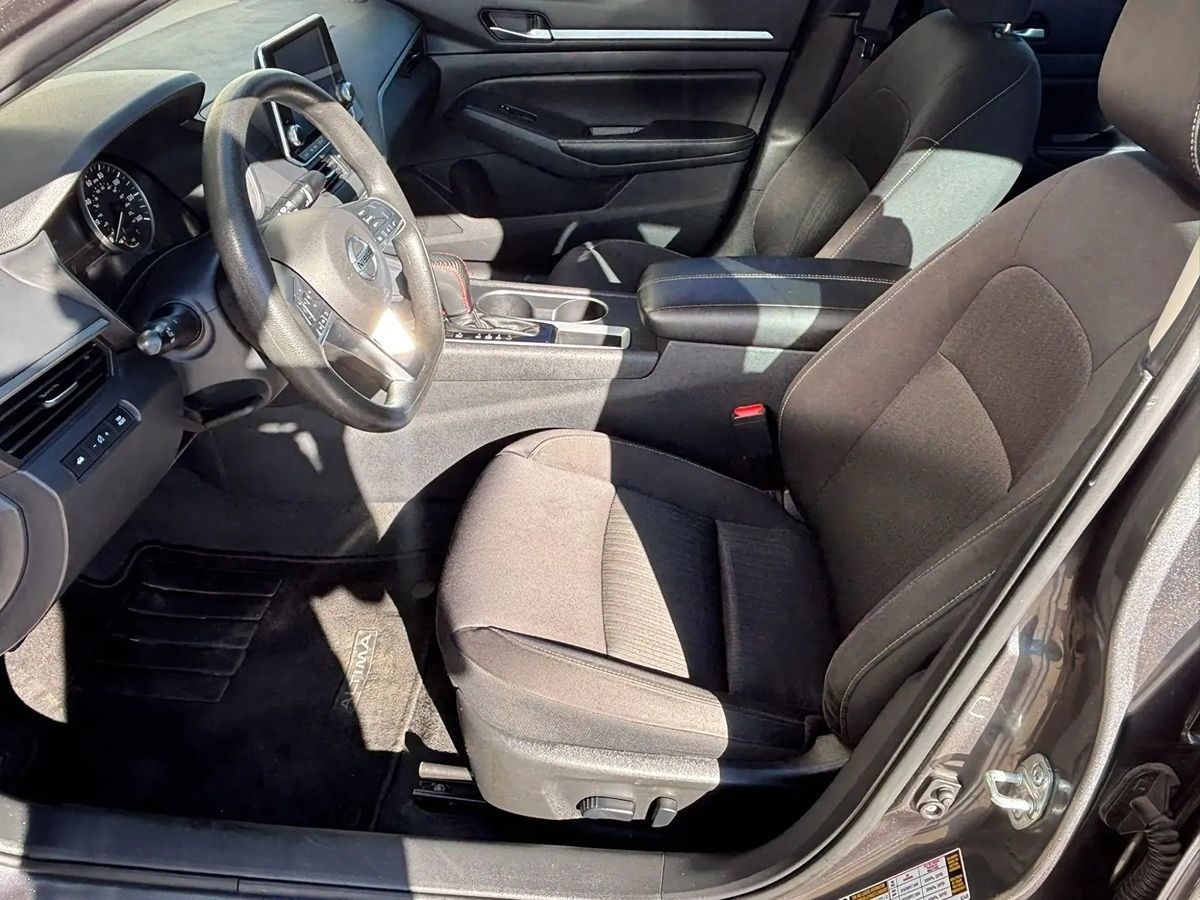 Photo 31 of this Nissan Altima