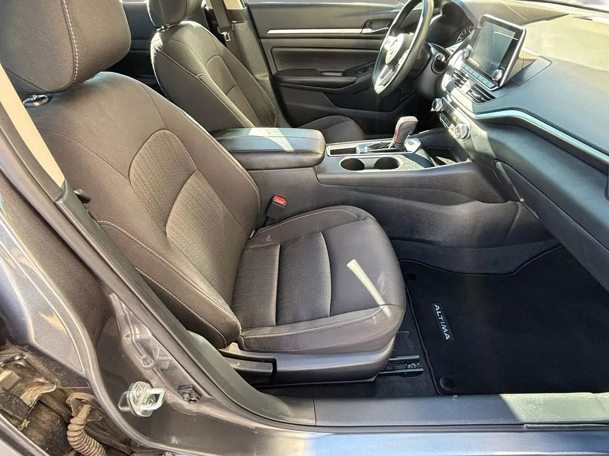 Photo 35 of this Nissan Altima