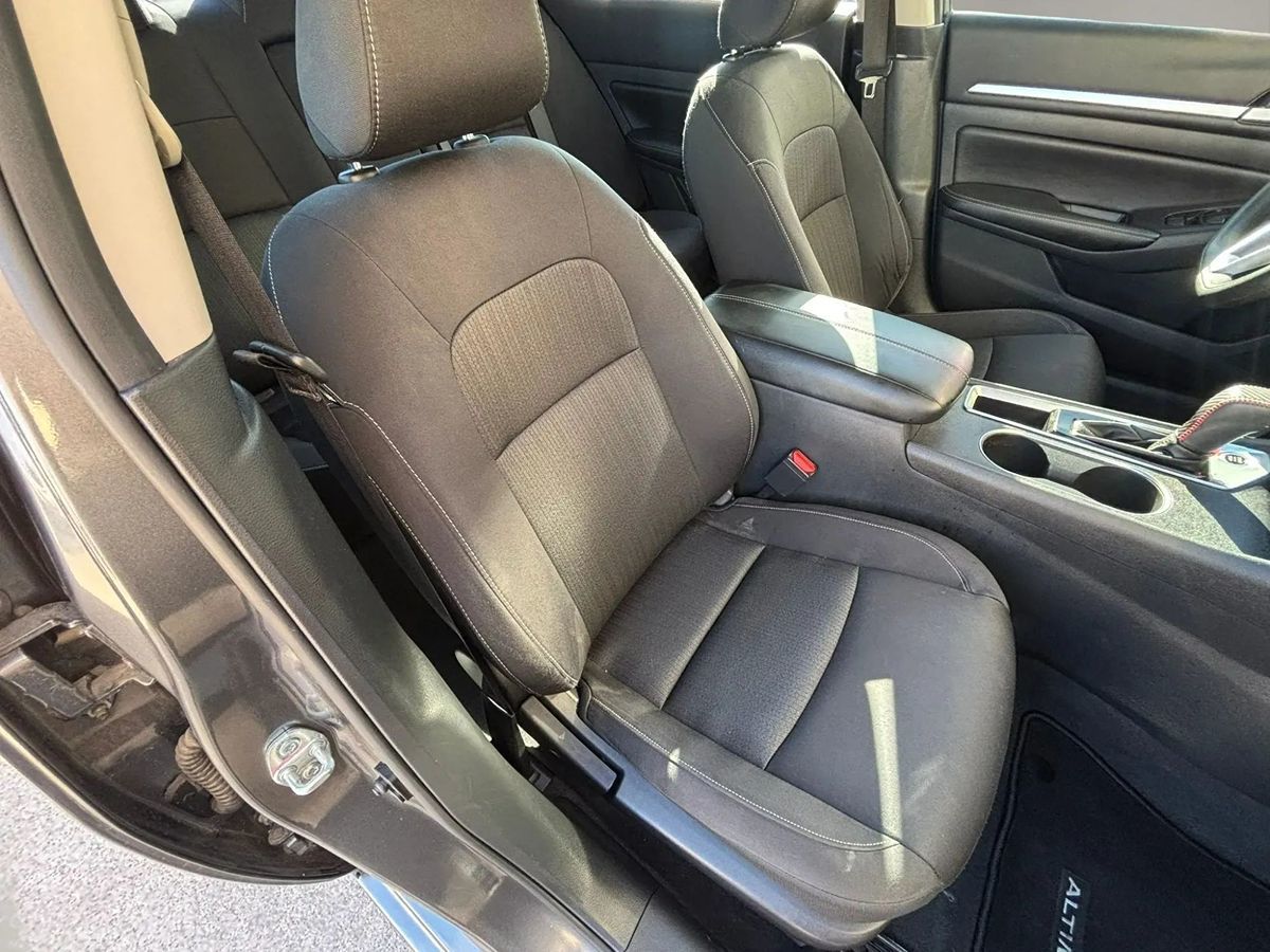 Photo 36 of this Nissan Altima