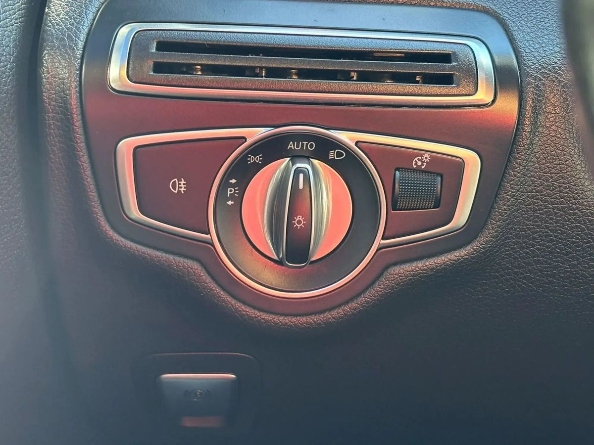 Photo 52 of this Mercedes-Benz C 300