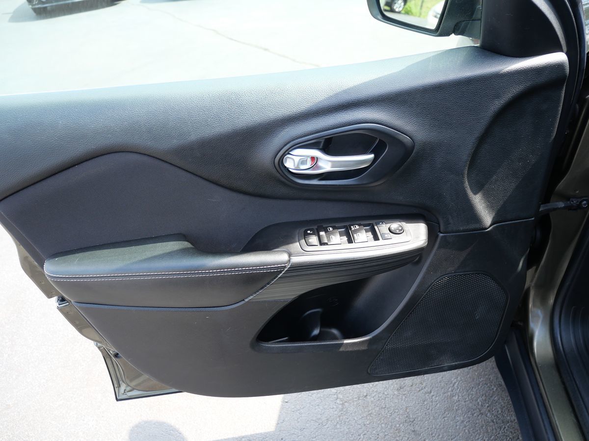 2015 Jeep Cherokee Latitude photo 11