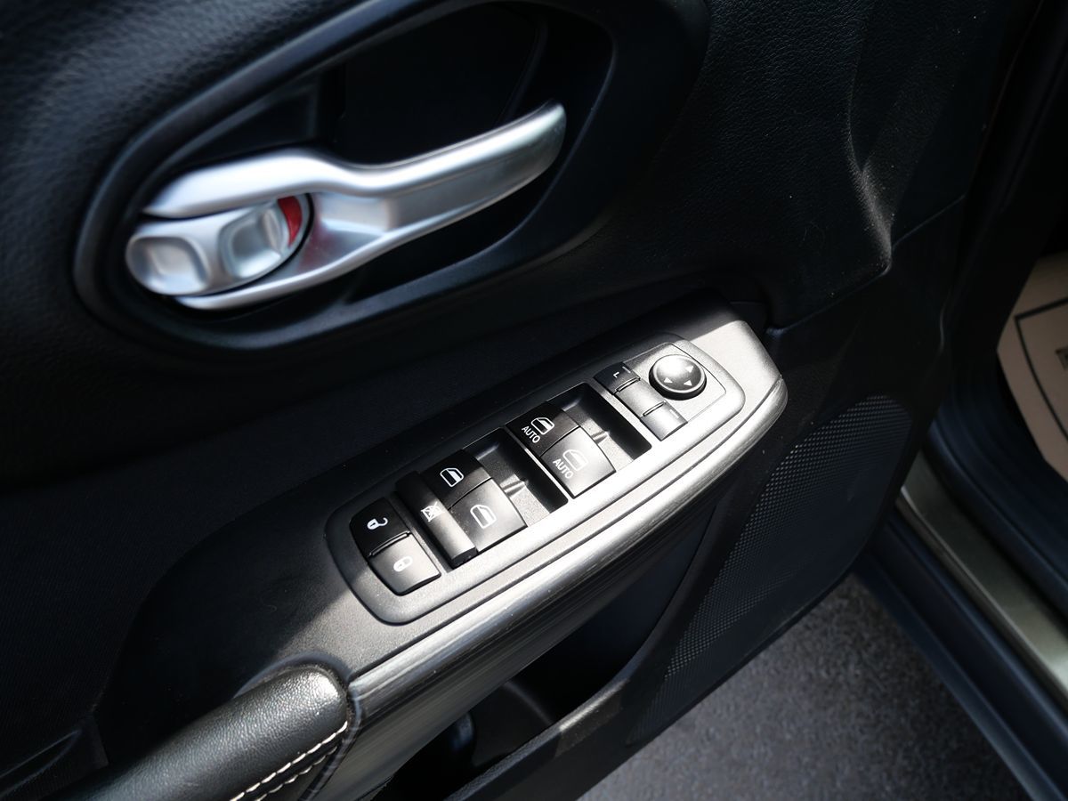 2015 Jeep Cherokee Latitude photo 12