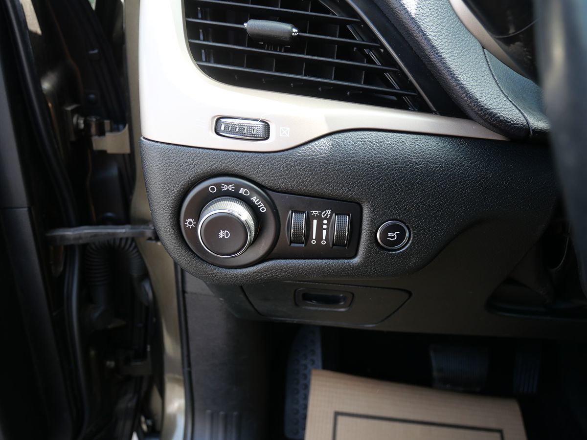 2015 Jeep Cherokee Latitude photo 15
