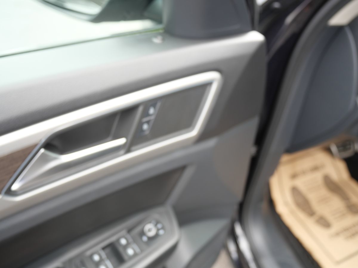 2018 Volkswagen Atlas V6 SE Technology R-Line photo 16