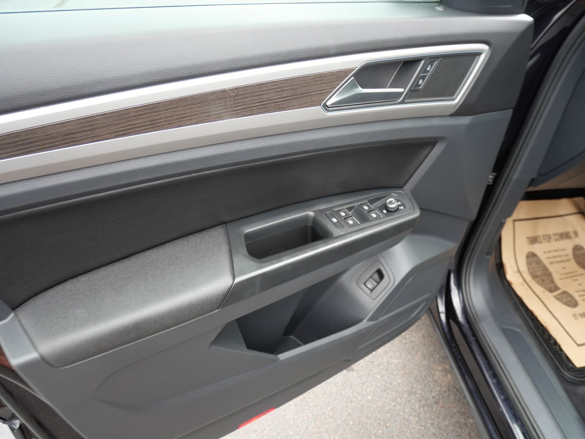 2018 Volkswagen Atlas V6 SE Technology R-Line photo 17