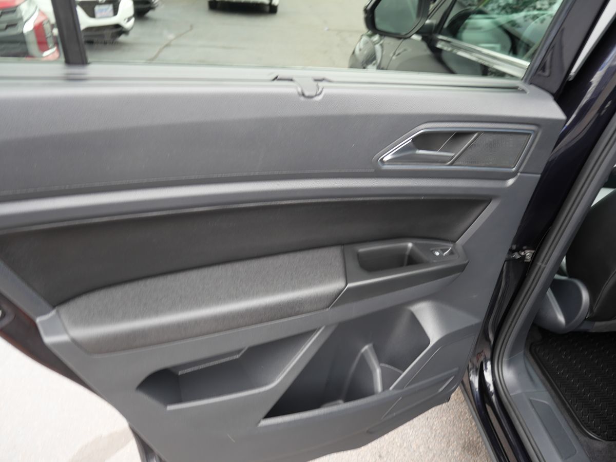 2018 Volkswagen Atlas V6 SE Technology R-Line photo 18