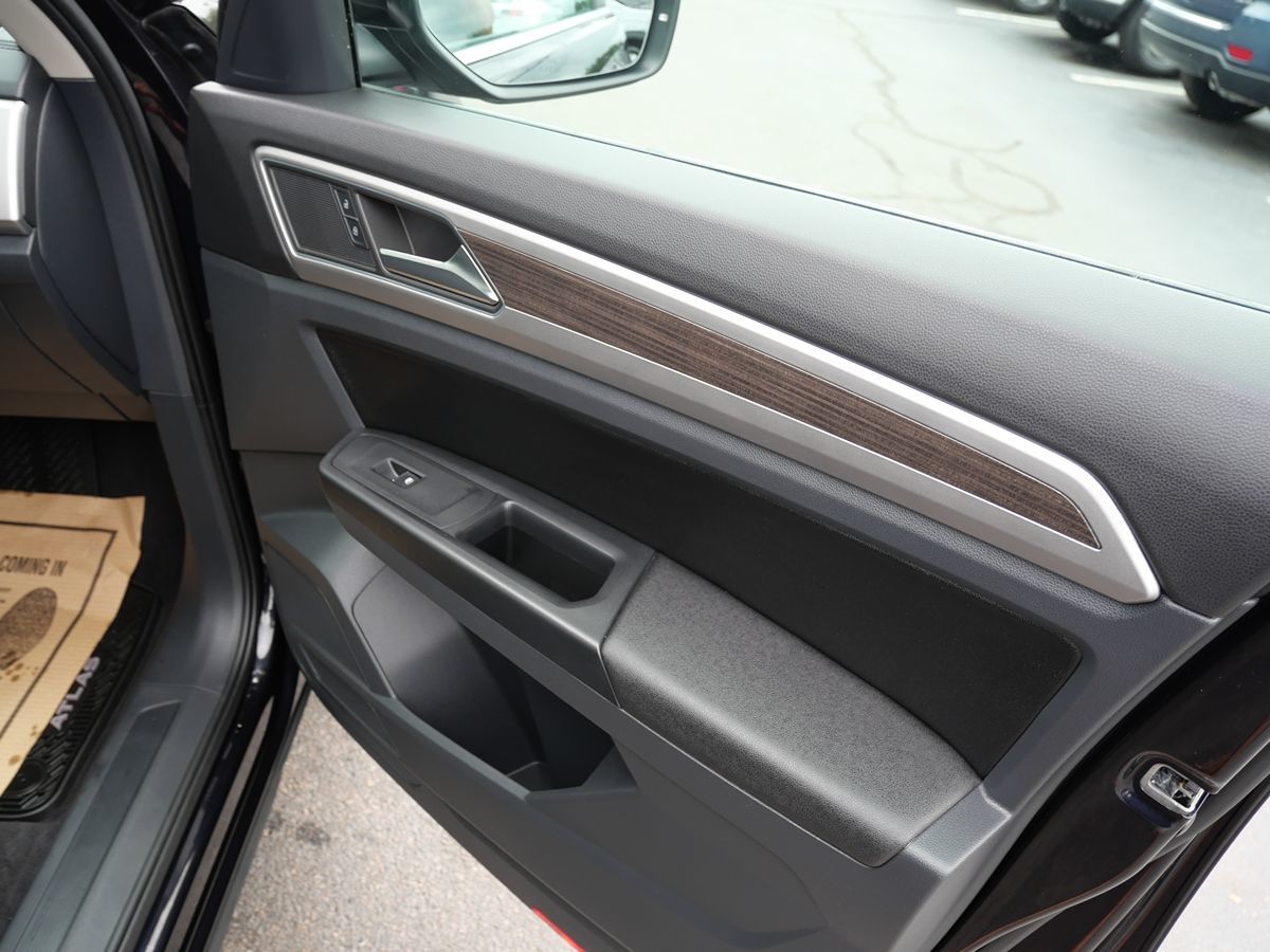 2018 Volkswagen Atlas V6 SE Technology R-Line photo 35
