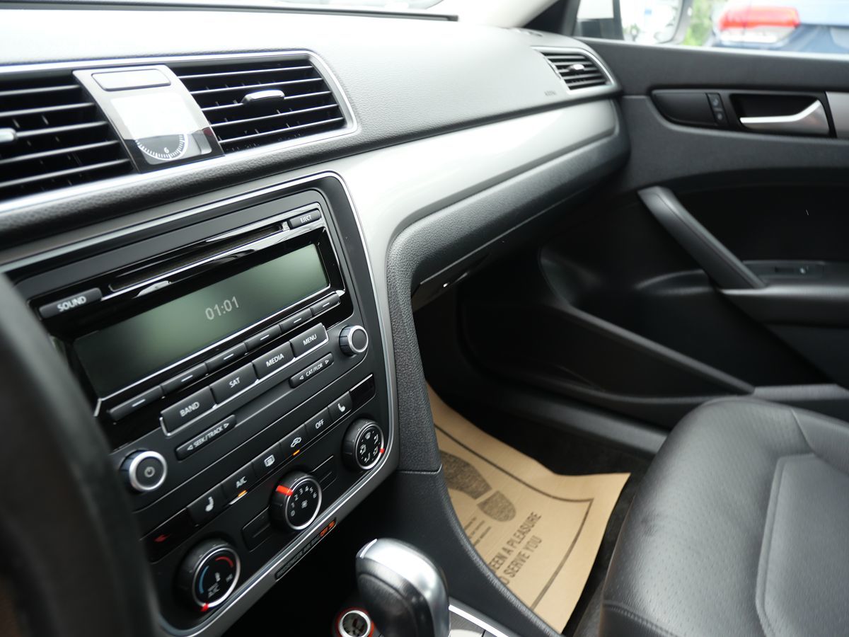 2015 Volkswagen Passat S photo 11