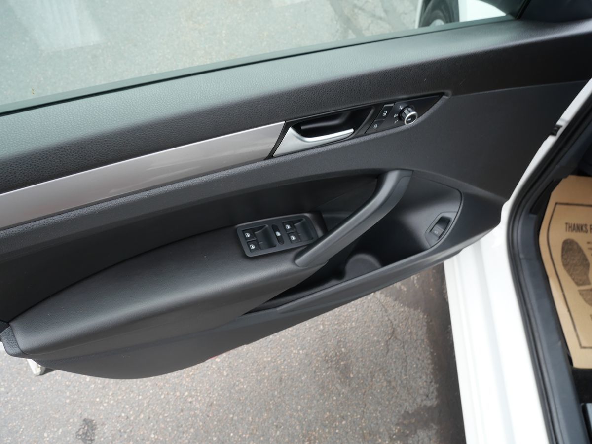 2015 Volkswagen Passat S photo 14