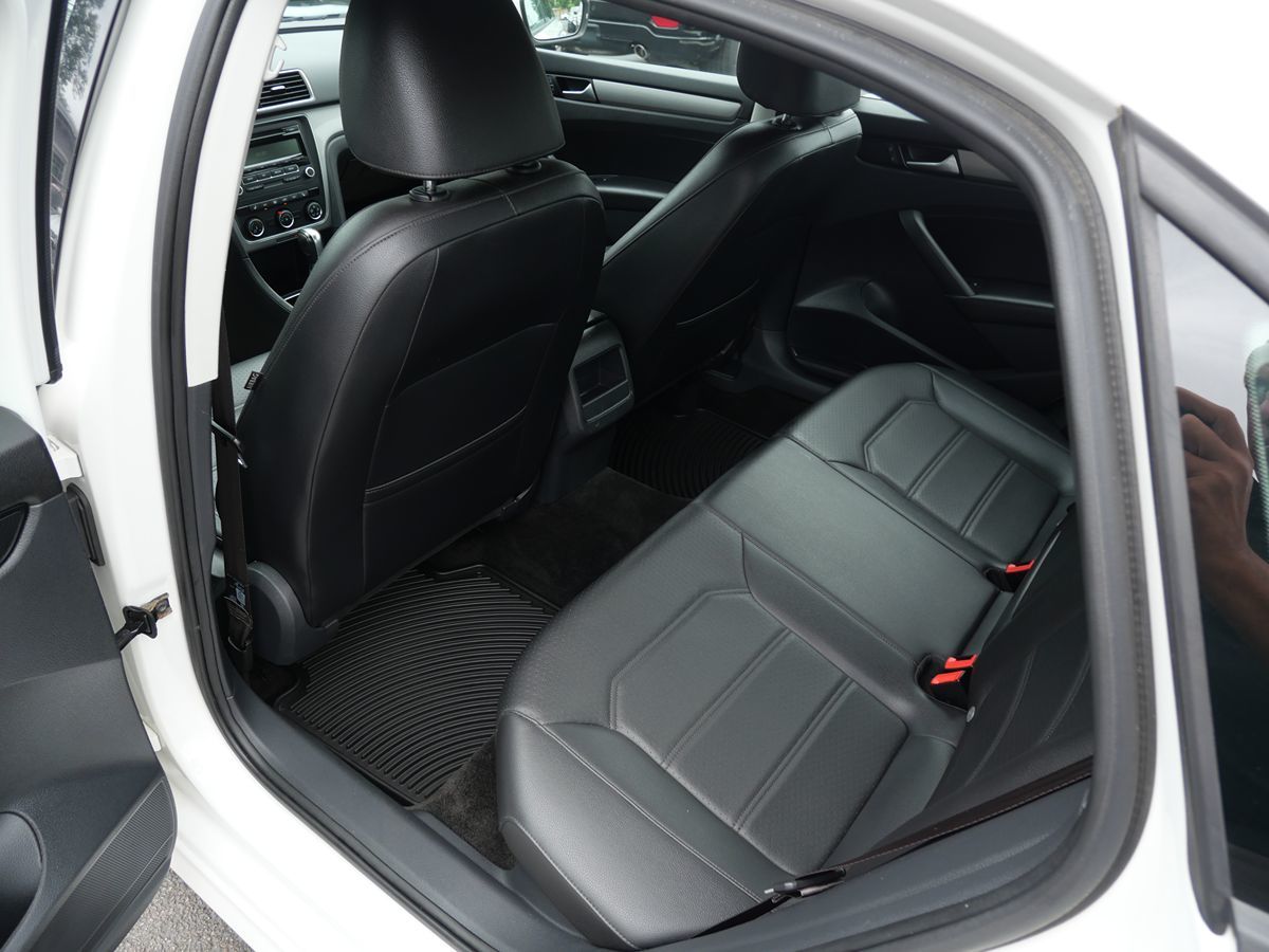 2015 Volkswagen Passat S photo 16