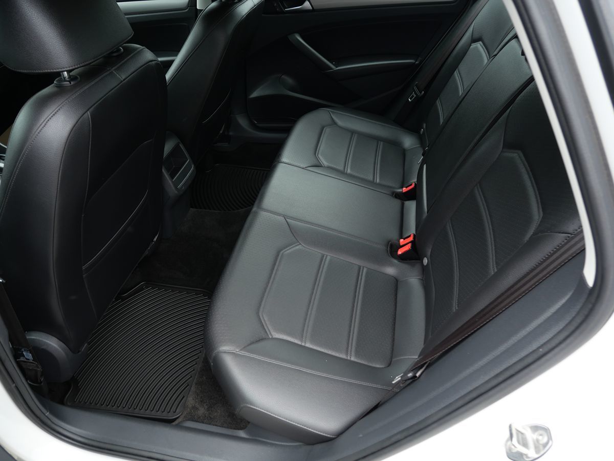 2015 Volkswagen Passat S photo 17
