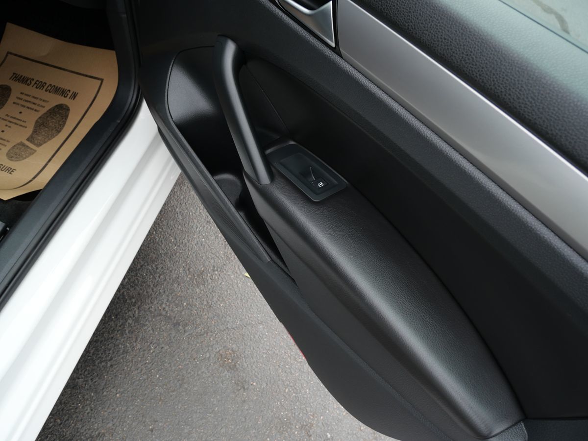 2015 Volkswagen Passat S photo 27