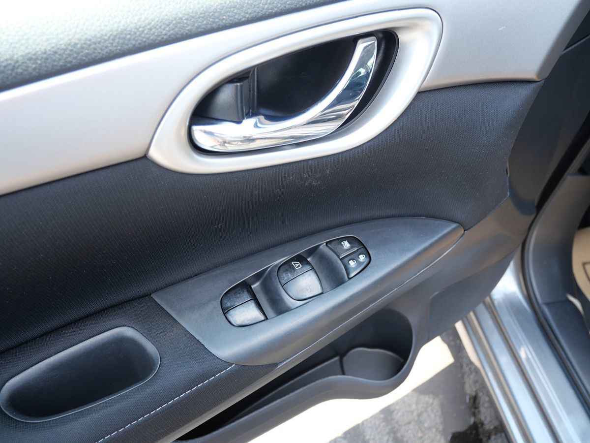 2015 Nissan Sentra SV photo 11