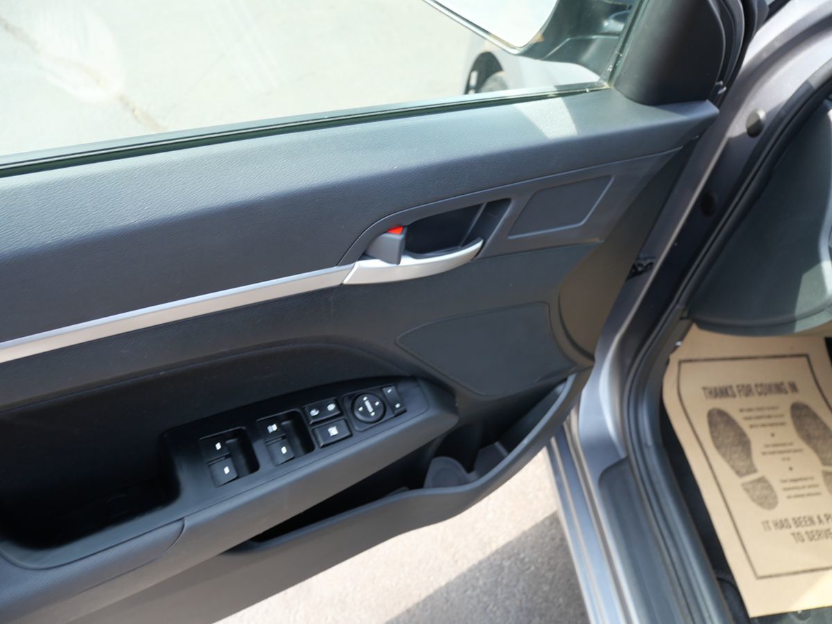 2020 Hyundai Elantra SEL photo 15