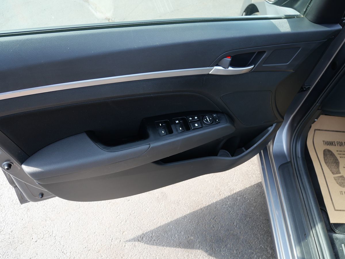 2020 Hyundai Elantra SEL photo 16
