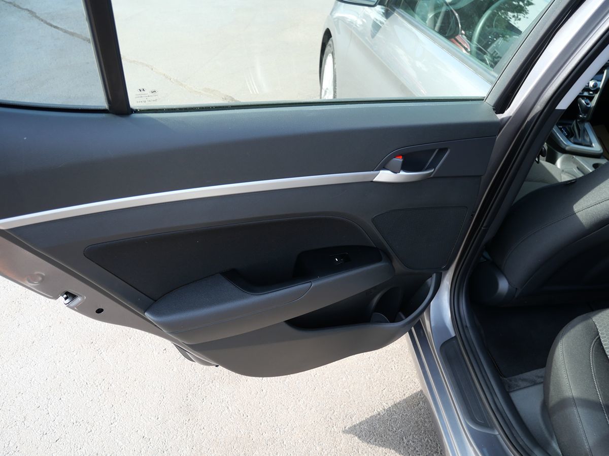 2020 Hyundai Elantra SEL photo 17