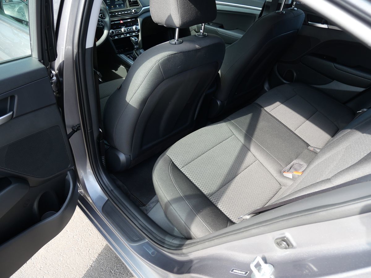 2020 Hyundai Elantra SEL photo 18