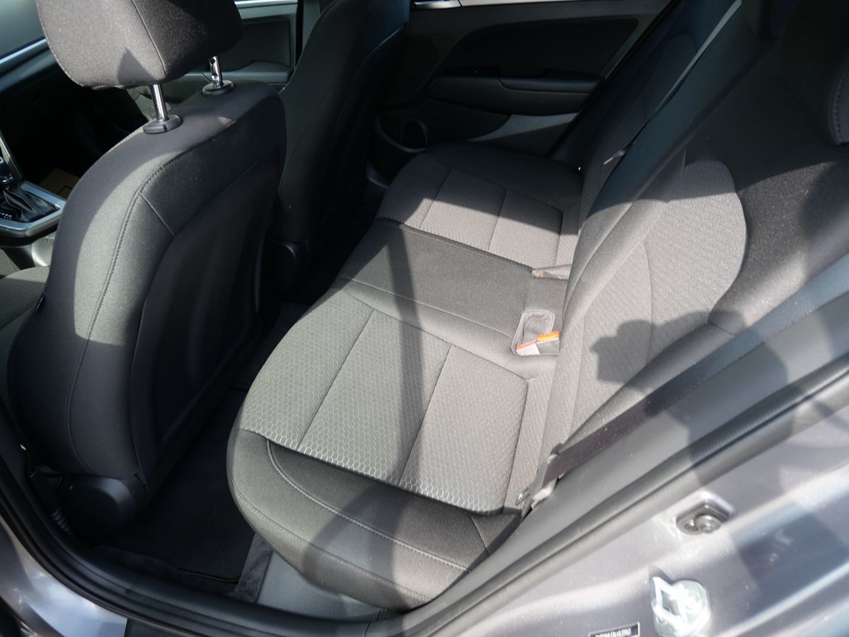 2020 Hyundai Elantra SEL photo 19