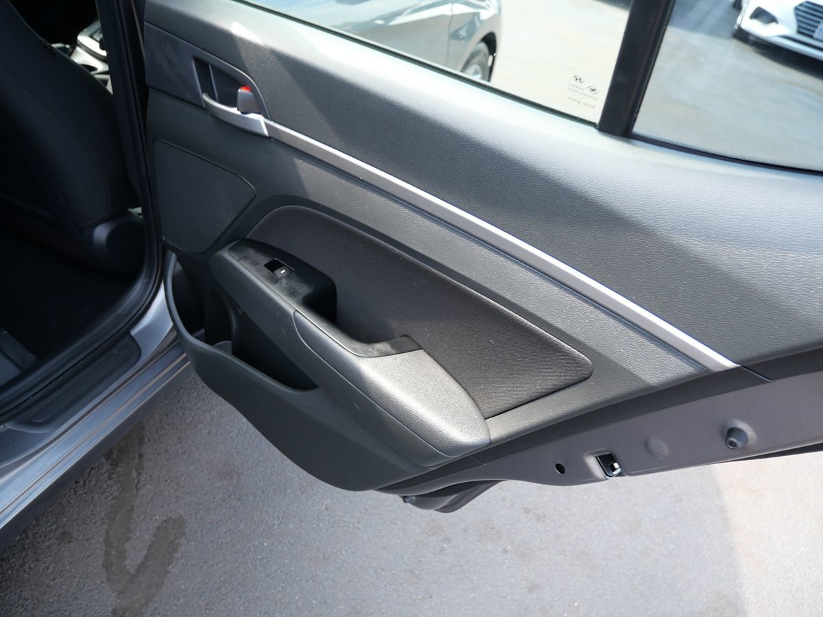 2020 Hyundai Elantra SEL photo 24