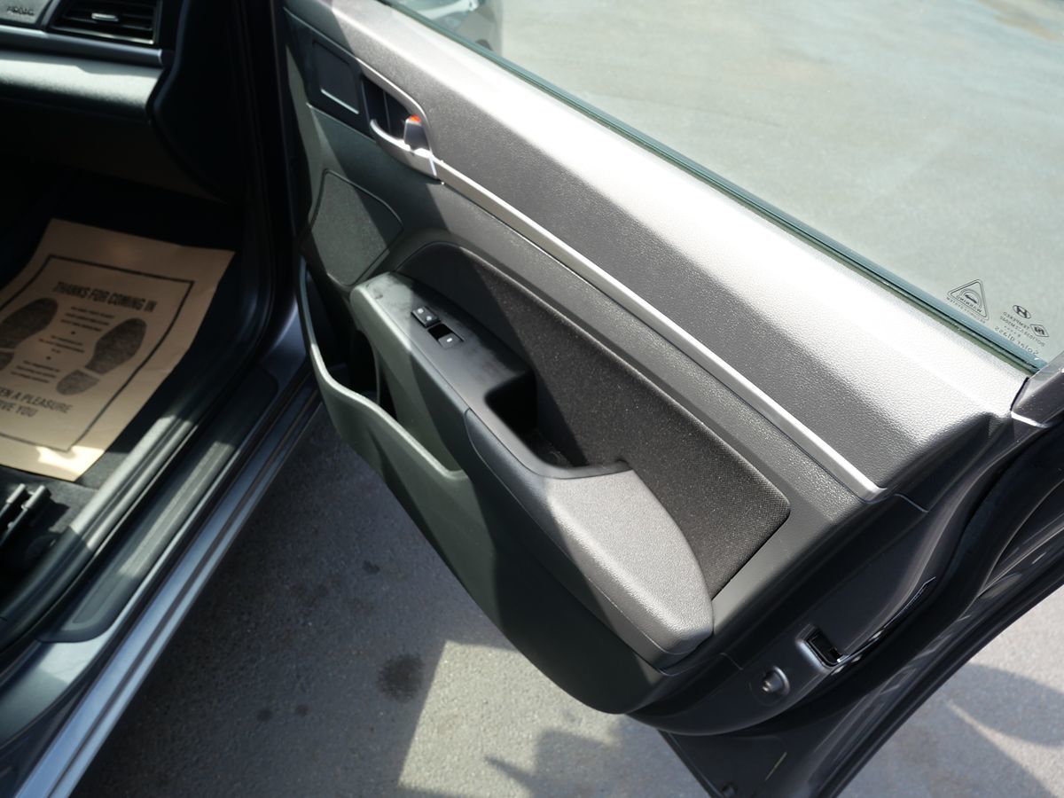 2020 Hyundai Elantra SEL photo 30