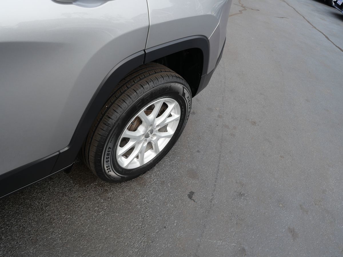 2017 Jeep Cherokee Latitude North Edition photo 2