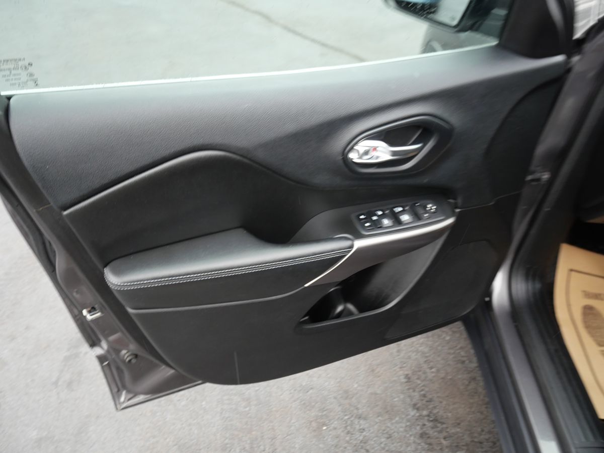 2019 Jeep Cherokee Latitude photo 17