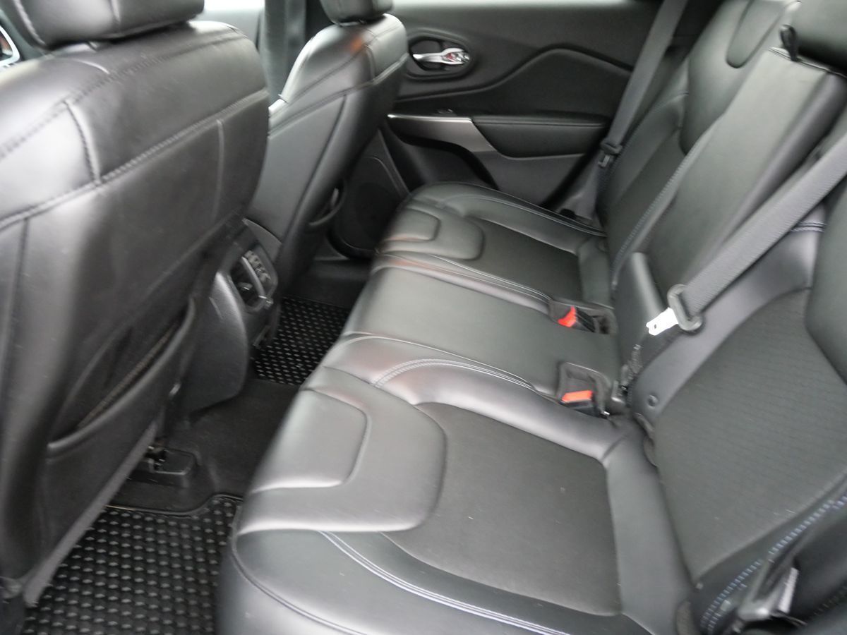 2019 Jeep Cherokee Latitude photo 19