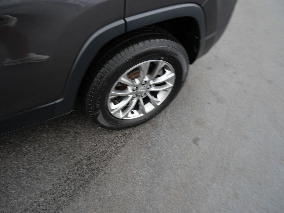 2019 Jeep Cherokee Latitude photo 2