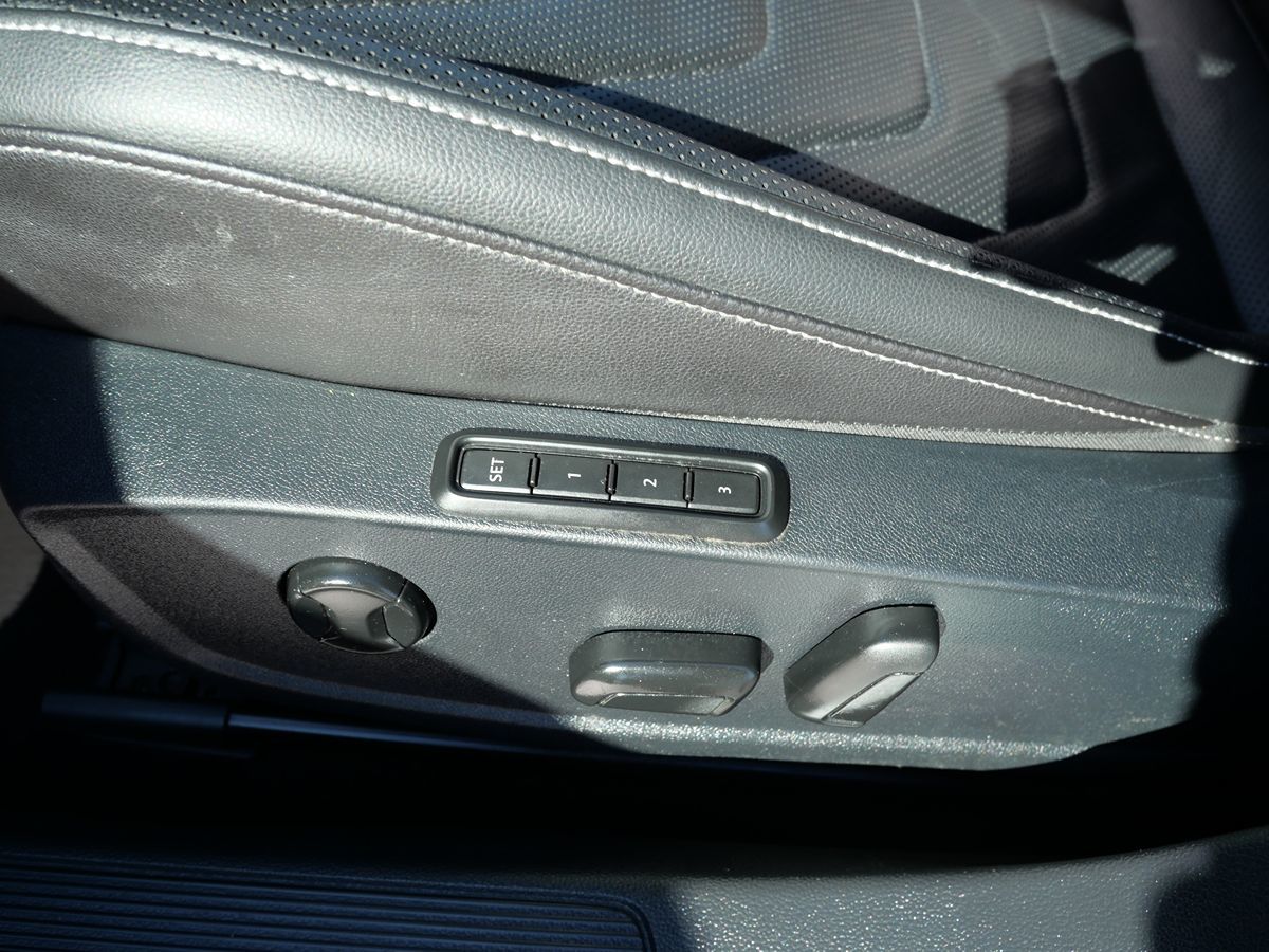 2019 Volkswagen Jetta SEL Premium photo 16