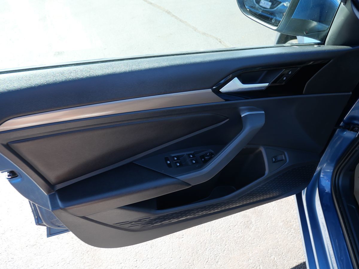 2019 Volkswagen Jetta SEL Premium photo 18