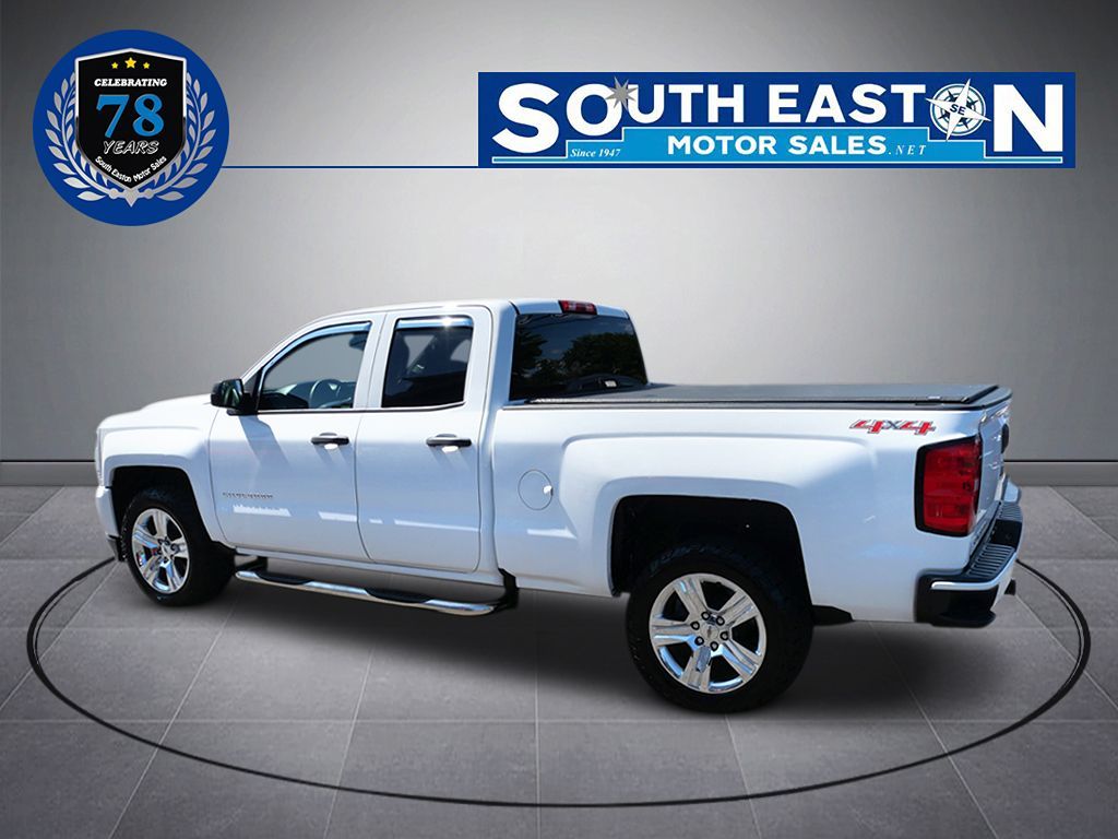 2016 Chevrolet Silverado 1500 Custom photo 2