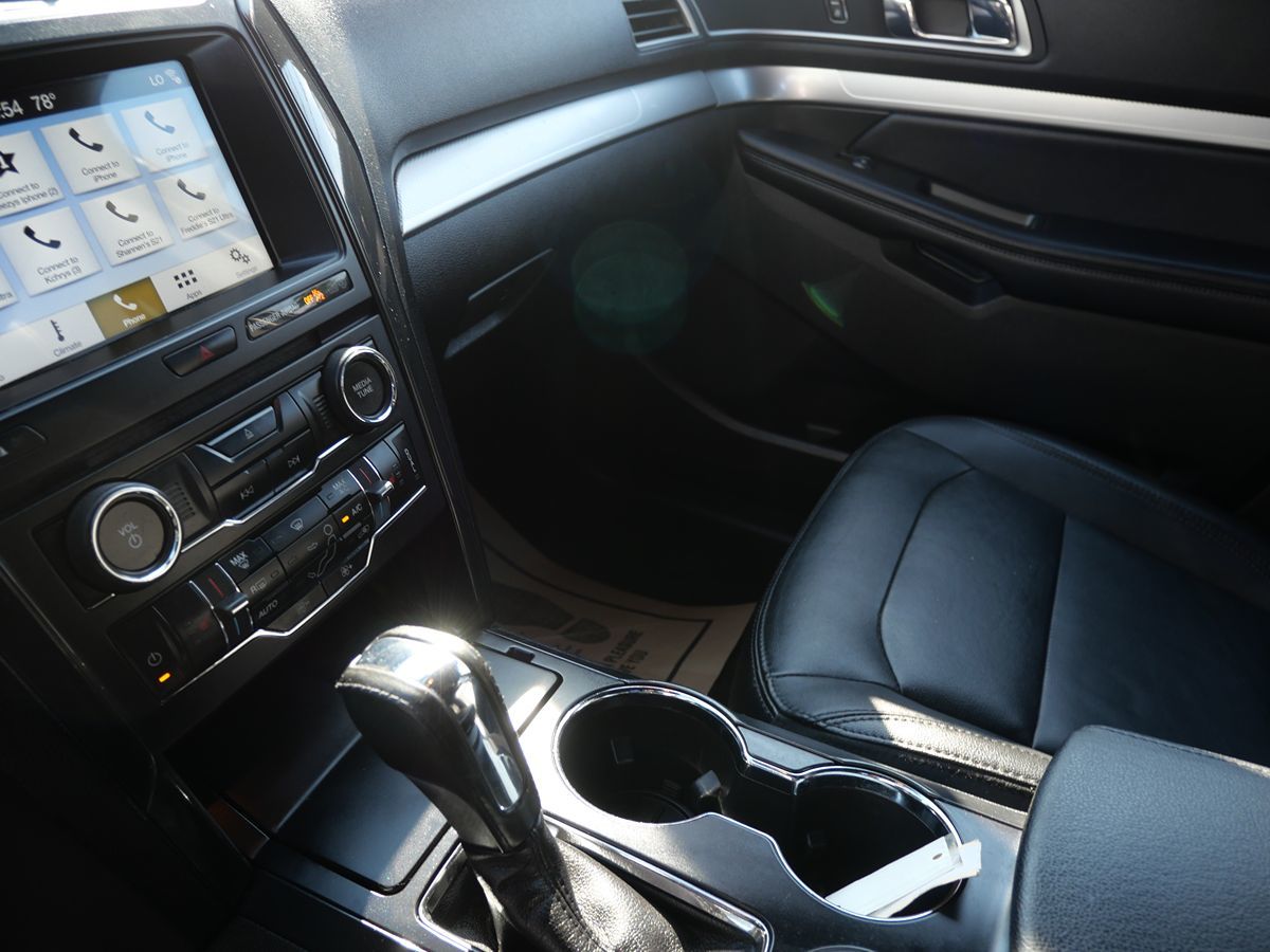 2017 Ford Explorer XLT photo 16