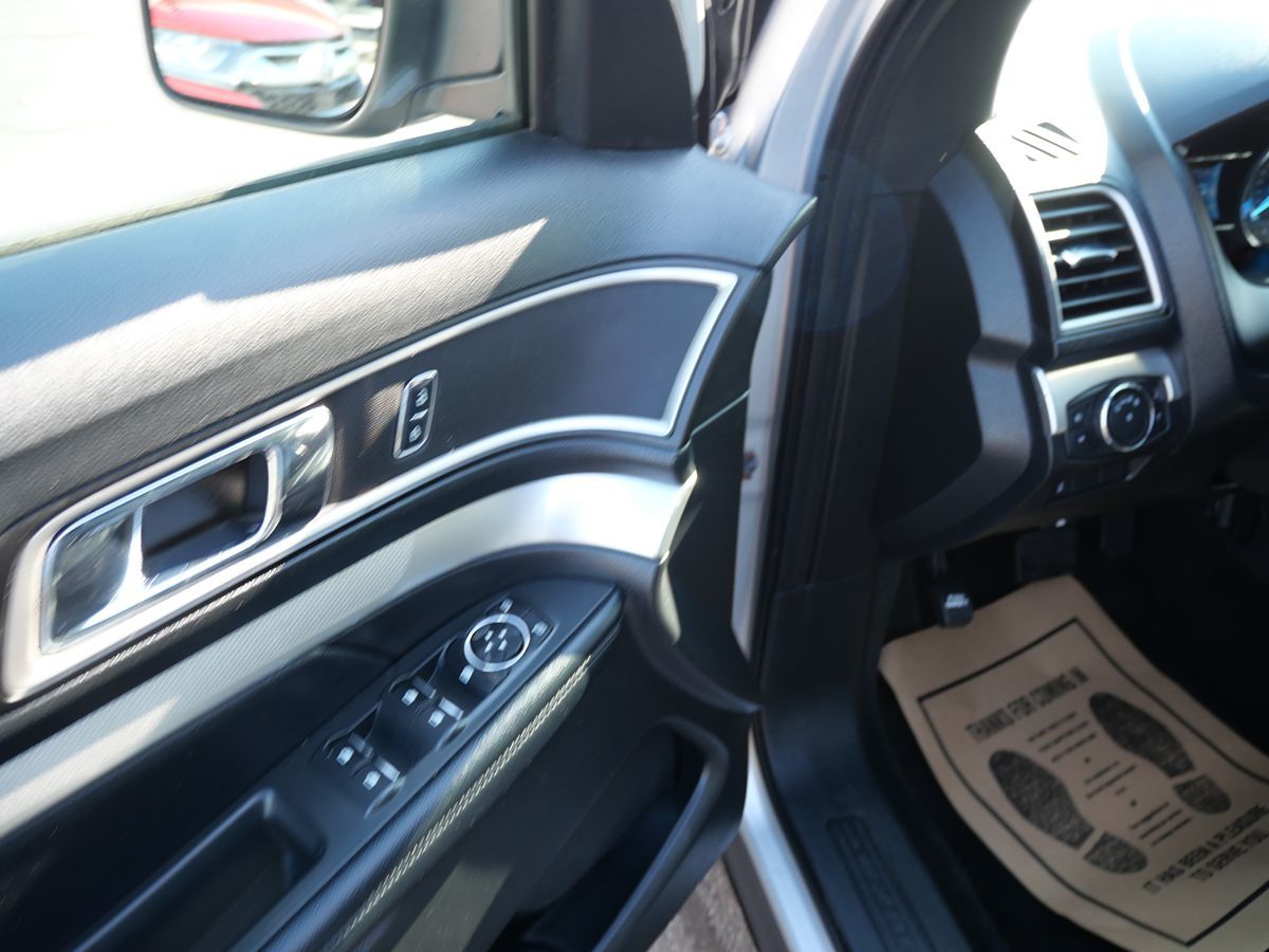 2017 Ford Explorer XLT photo 19