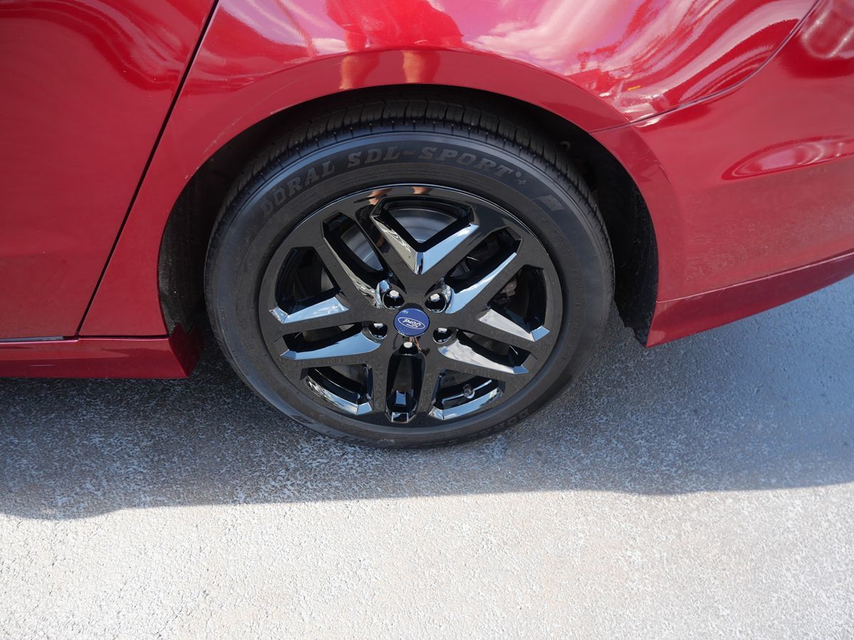 2016 Ford Fusion SE photo 2