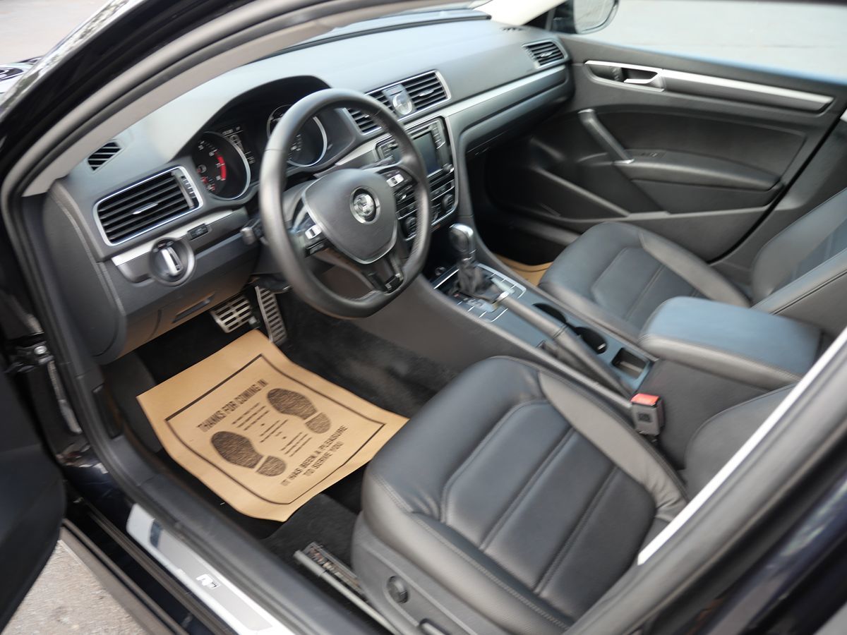 2017 Volkswagen Passat R-Line photo 10