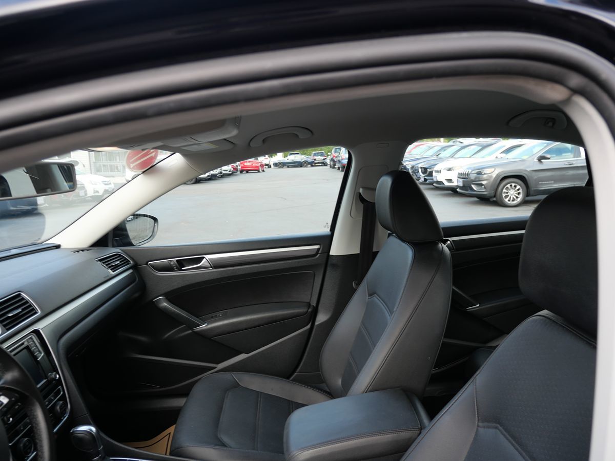 2017 Volkswagen Passat R-Line photo 12