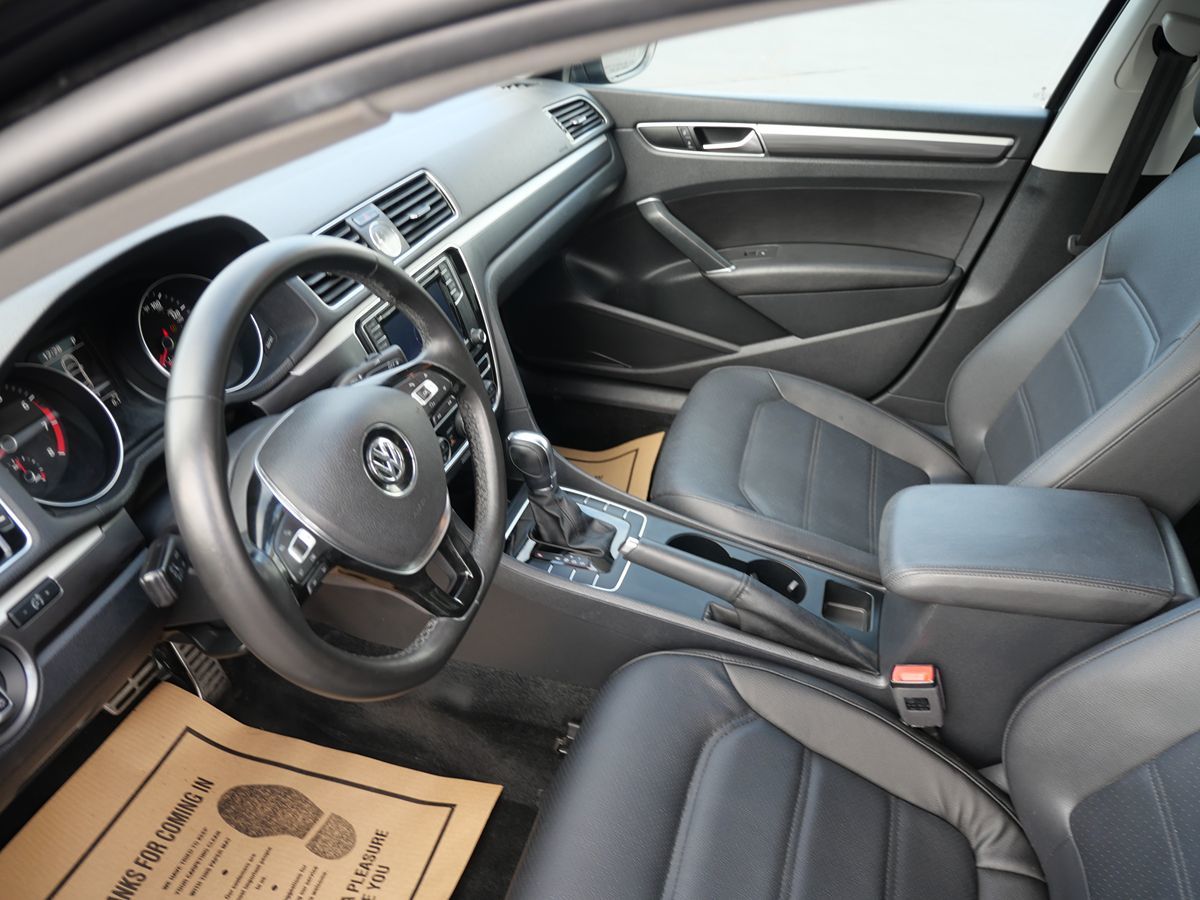 2017 Volkswagen Passat R-Line photo 13