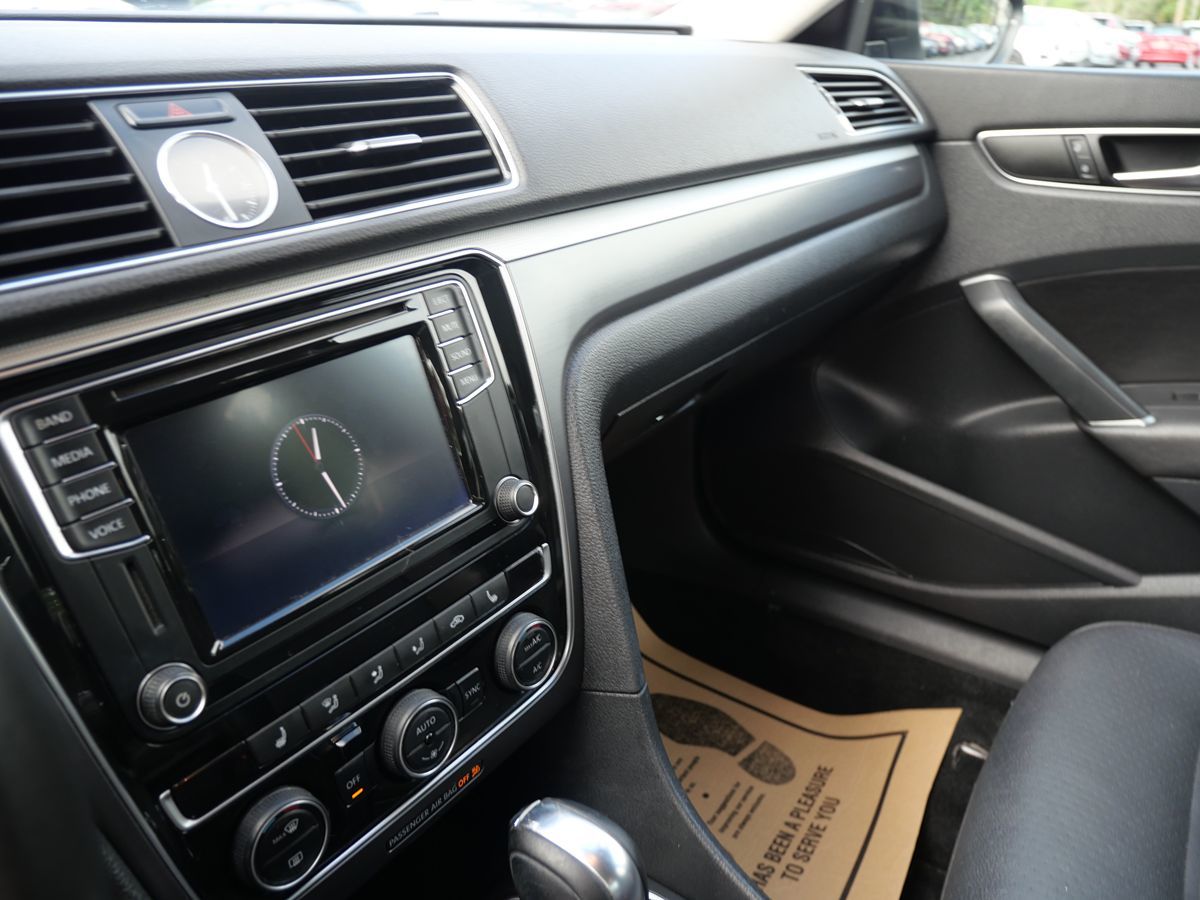 2017 Volkswagen Passat R-Line photo 14