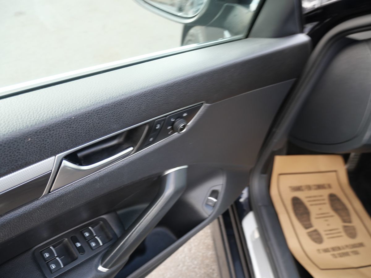 2017 Volkswagen Passat R-Line photo 16
